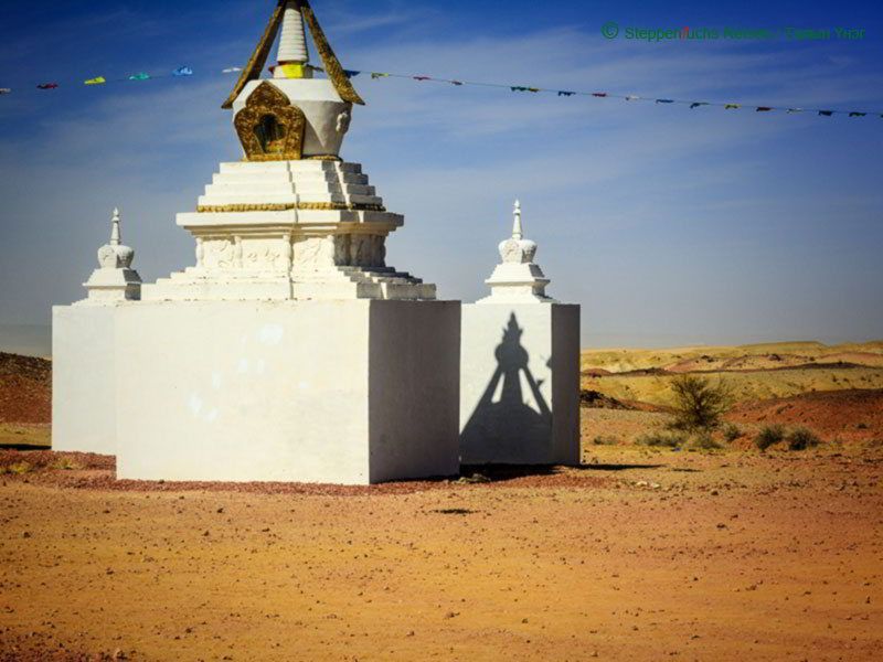 Steppenfuchs Reisen - Buddihstische Stupa in der Steppe