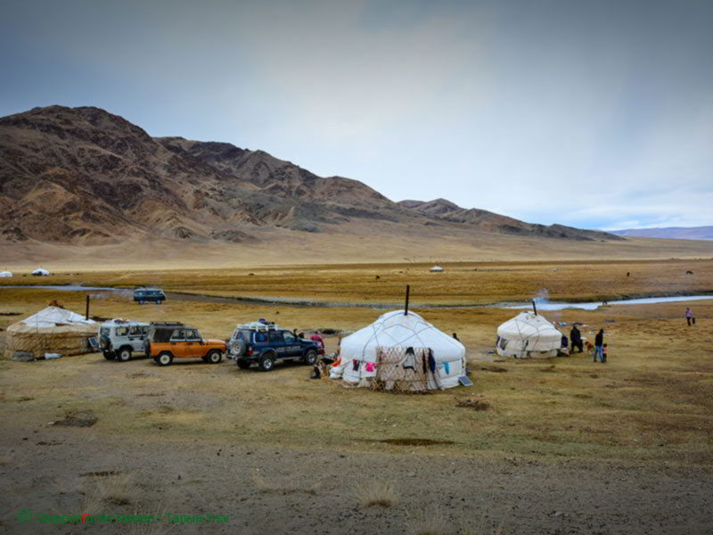 Steppenfuchs Reisen - Nomadenfamilie mit Jurten in der Steppe