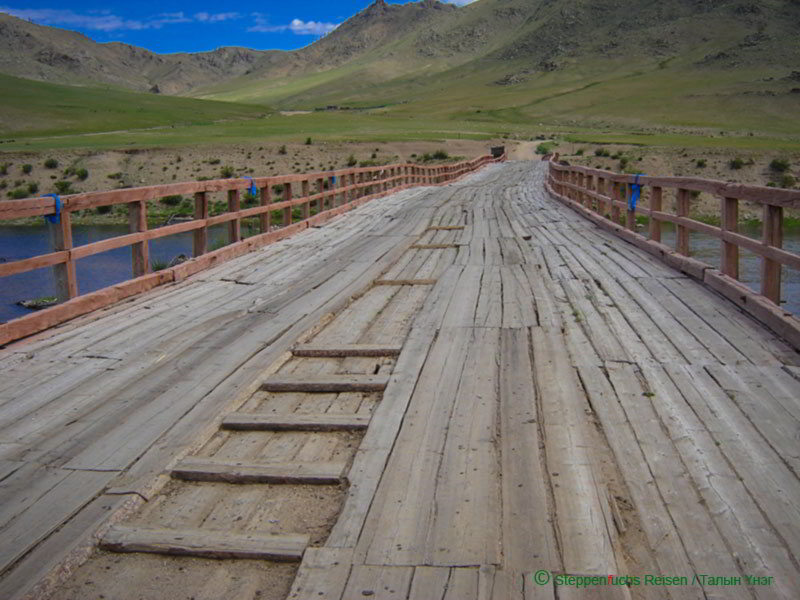 Steppenfuchs Reisen - Blick auf eine alte Holzbrücke