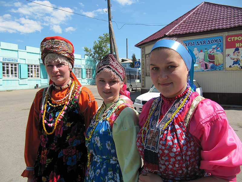 Steppenfuchs Reisen - Russische Mädels in ihrer Tracht