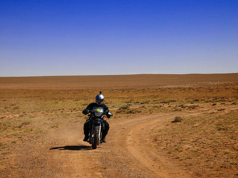 Steppenfuchs Reisen - Einsamer Motorradfahrer in der mongolischen Wüste
