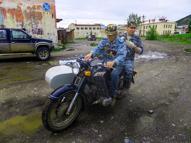 Steppenfuchs Reisen - Road of the bones Russische Motorradfahrer auf dwm Uralgespann