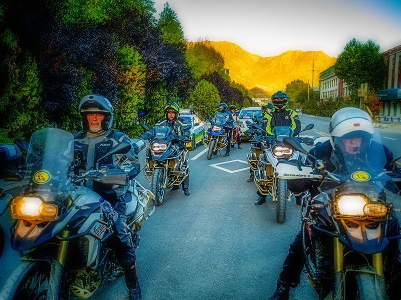 reteppenfuchs Reisen - Himalaya Motorradtourl Abfahrt in Lhasa