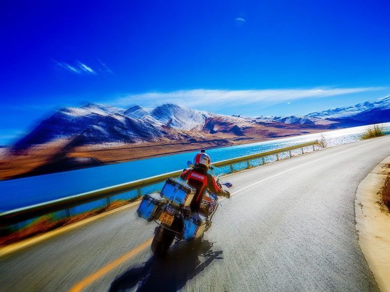 reteppenfuchs Reisen - Himalaya Motorradtour fahren am Yamdrok See