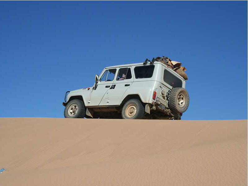 Steppenfuchs Reisen - Russischer Jeep auf der Sanddüne