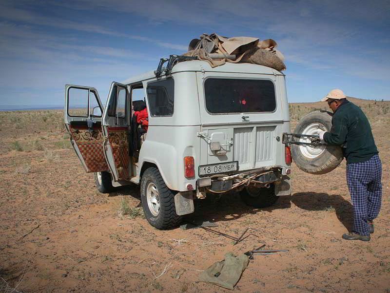 Steppenefuchs Reisen - Russischer Jeep in der Gobi