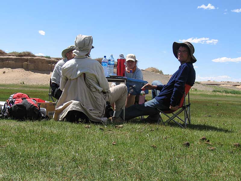 Steppenfuchs Reisen - Gäste beim Mittagessen in der Steppe