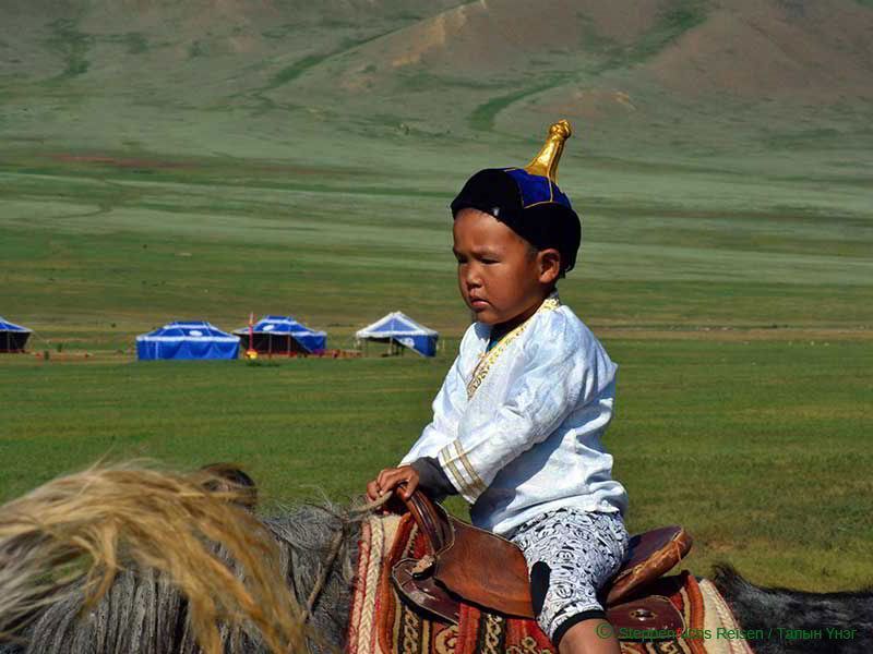 Steppenfuchs Reisen - Nomadenkind auf dem Pferd