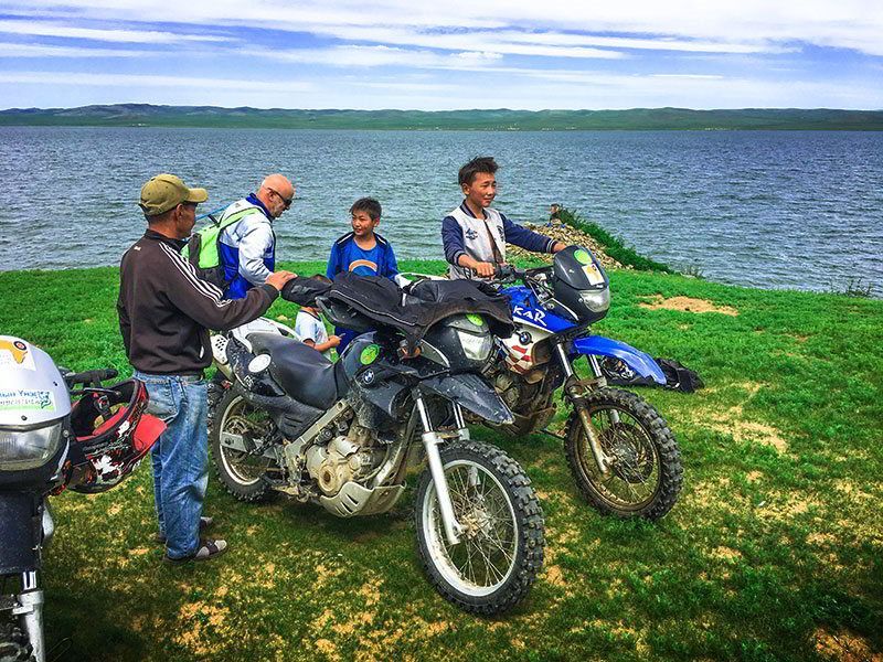 Steppenfuchs Reisen - Pause am Ogii Nuur mit Motorrädern