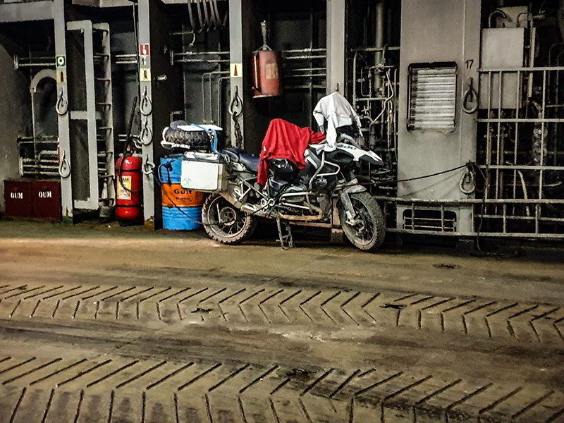 Steppenfuchs Reisen - Seidenstrasse Motorrad ist auf der fähre verstaut