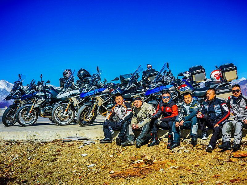 reteppenfuchs Reisen - Himalaya Motorradtour Pause an der Strasse