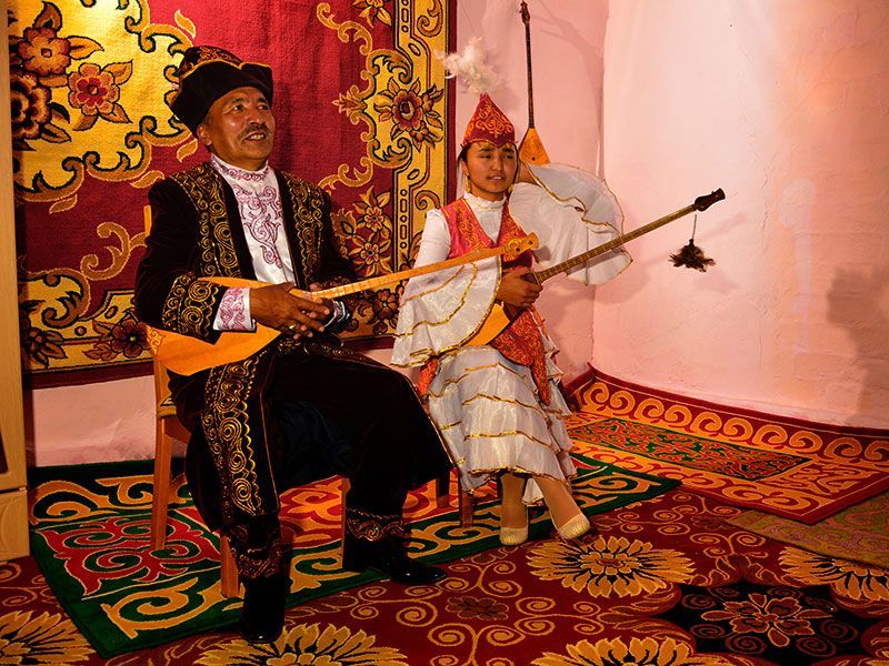 Steppenfuchs Reisen - Kasachische Folkloresänger