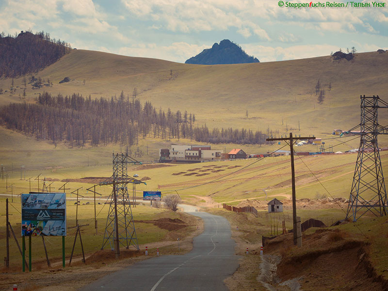Steppenfuchs Reisen - Tereltsch - Mongolia - Die Strasse im Tal