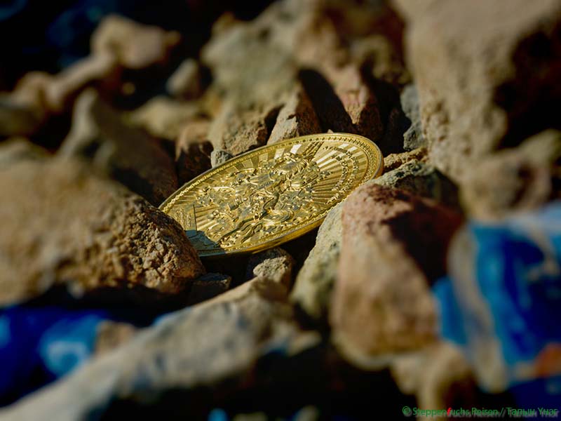 Steppenfuchs Reisen - Münzen auf einem Ovoo