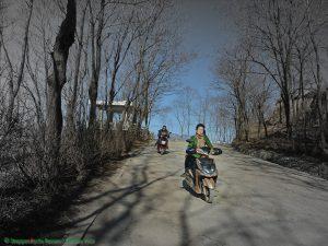 Steppenfuchs Reisen - Nordkorea - Motorroller auf der Landstrasse