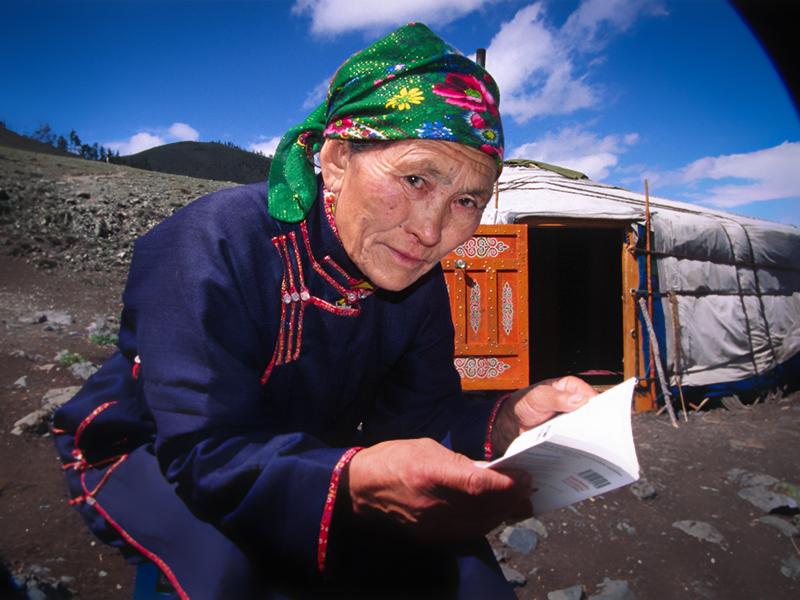 Steppenfuchs Reisen - Alte Nomadin beim Reiseführer lesen