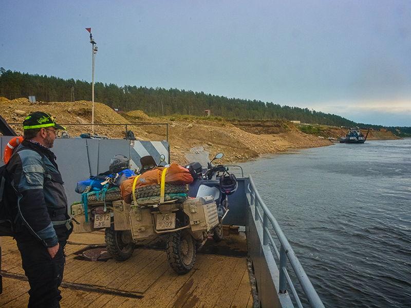 Steppenfuchs Reisen - Fährfahrt über die Lena nach Yakutsk
